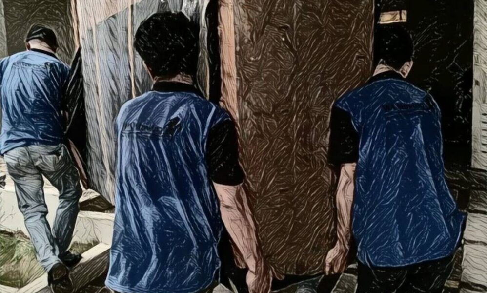 kru sedang mengangkat lemari pakaian dari kayu jati | jasa pindahan, pindah rumah, pindah kantor, pindah apartemen, mover lokal, jasa moving