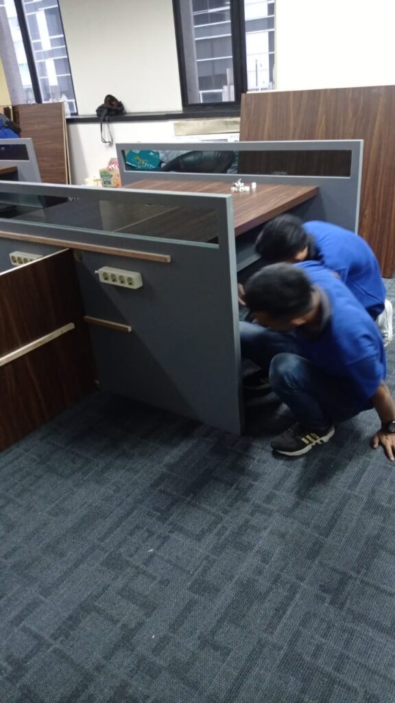 Kru WA Moving bongkar meja workstation kantor