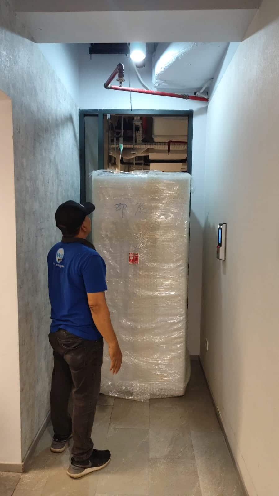 kru mereposisi barang yang didatangkan dari Cina