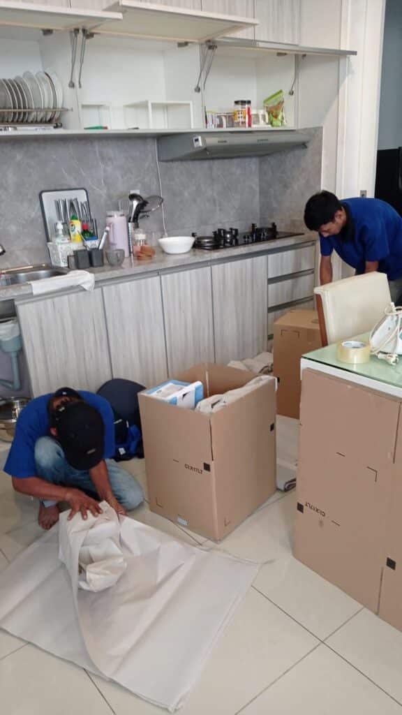 kru sedang mengepak area dapur